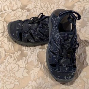 Khombu little boys sandals